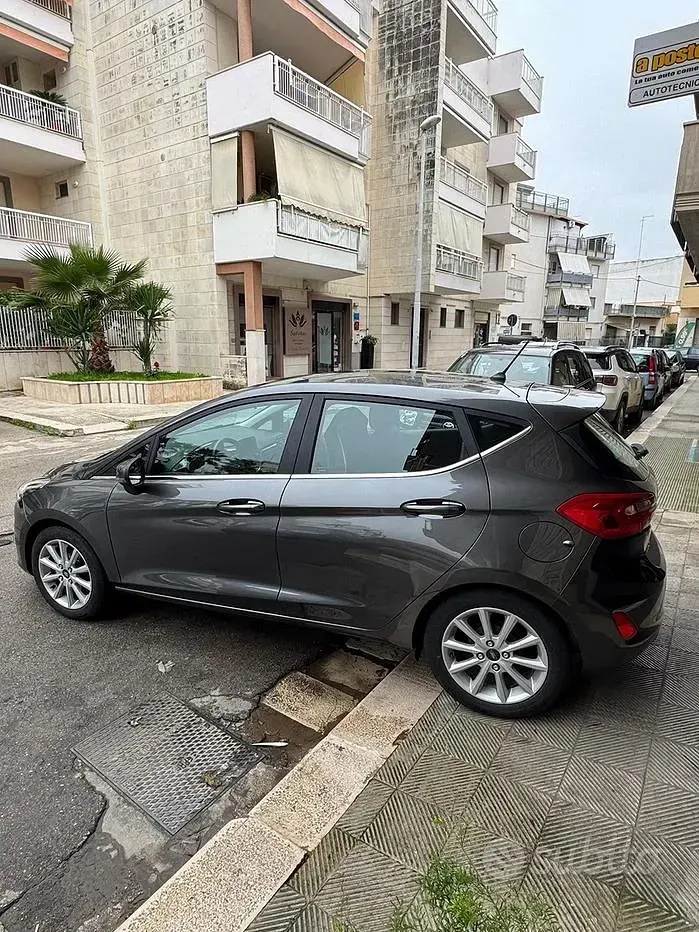 Usata Ford Fiesta Titanium 86 CV (63 kW) 2018 Grigio Utilitaria