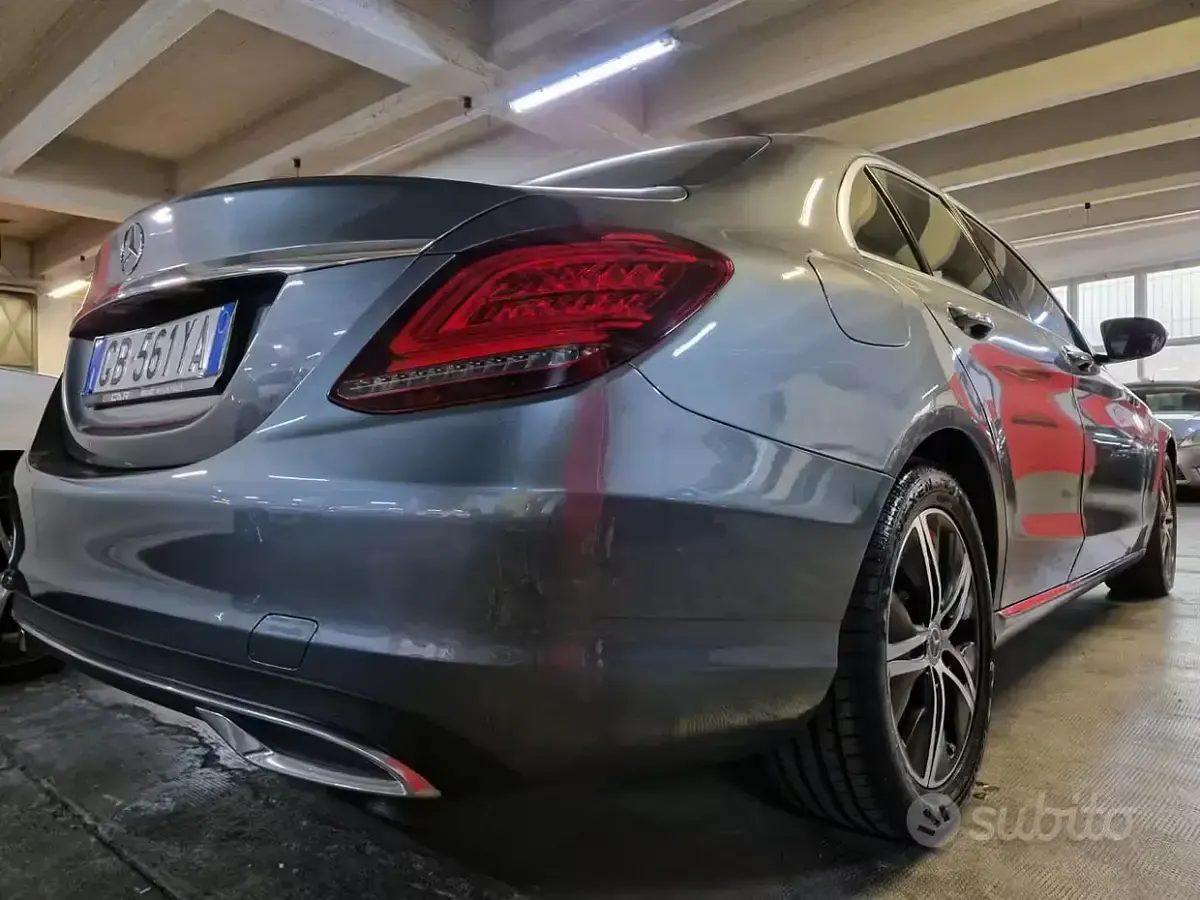 Usata Mercedes C180 122 CV (89 kW) 2020 Grigio scuro Berlina
