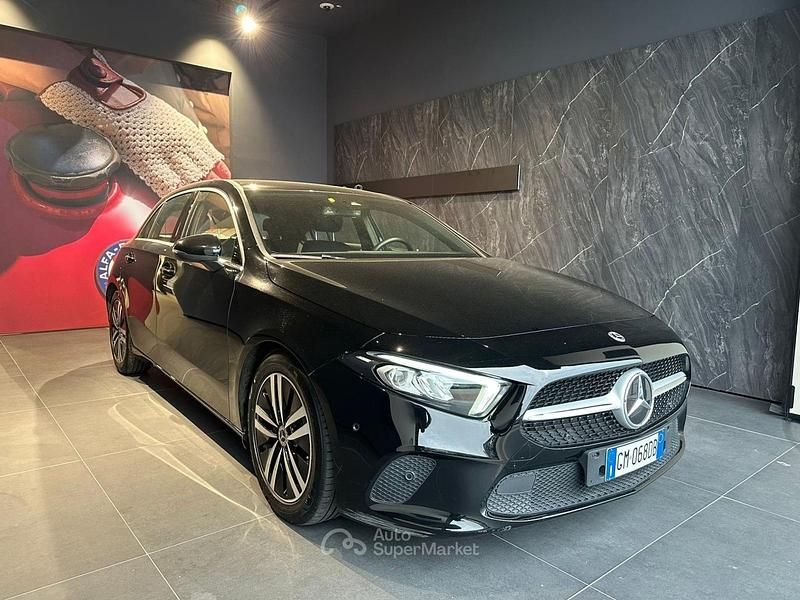Nero Usata 2022 Mercedes A200 Executive Tre volumi | 25.900 € (Buon prezzo) - Immagine 1/4
