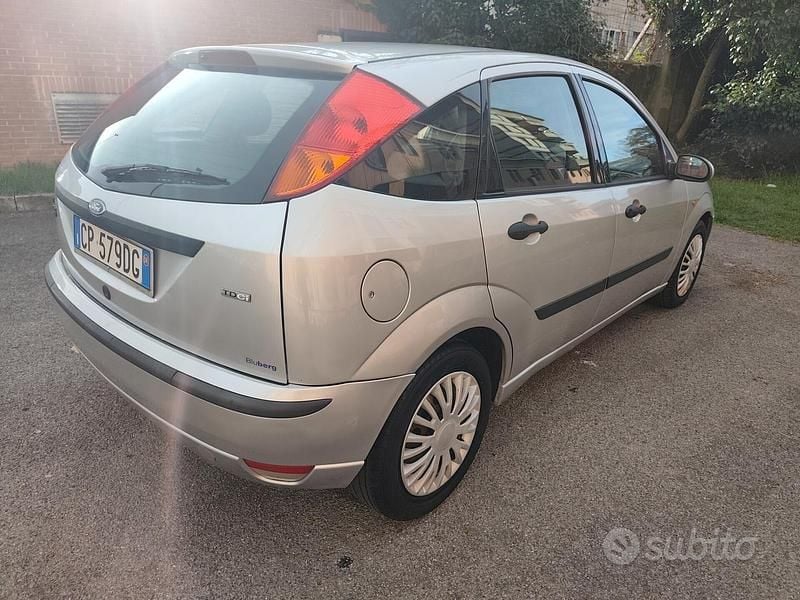 Usata Ford Focus Zetec 100 CV (73 kW) 2004 Grigio Berlina