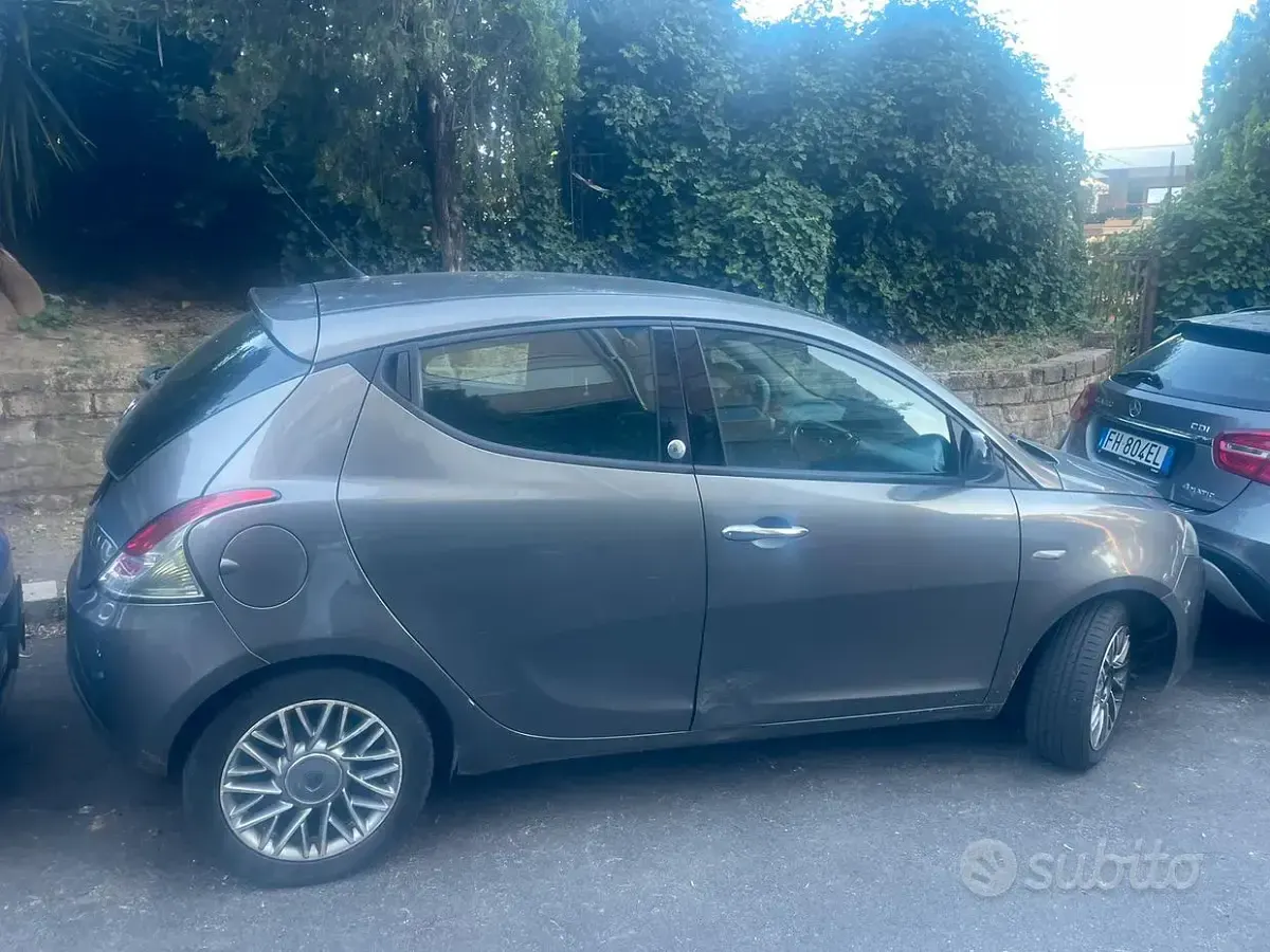 Usata Lancia Ypsilon 69 CV (50 kW) 2013 Grigio Utilitaria