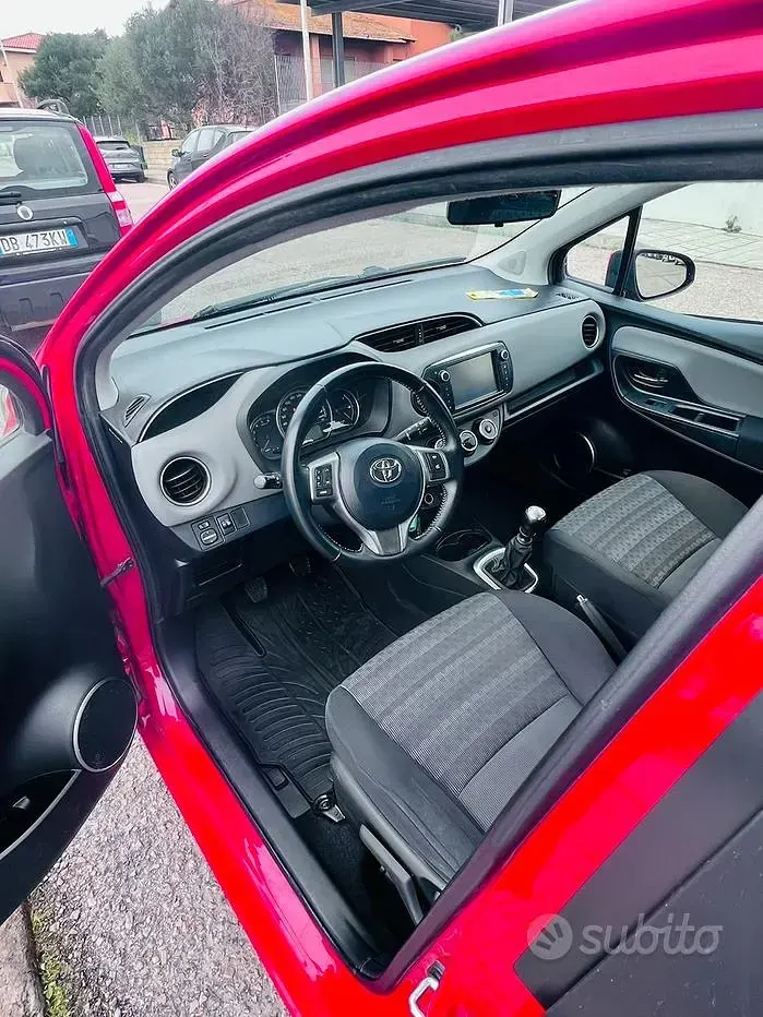 Usata Toyota Yaris 90 CV (66 kW) 2016 Rosso Berlina