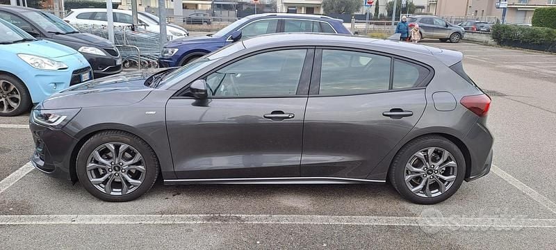Usata Ford Focus ST-Line 120 CV (88 kW) 2022 Grigio Berlina