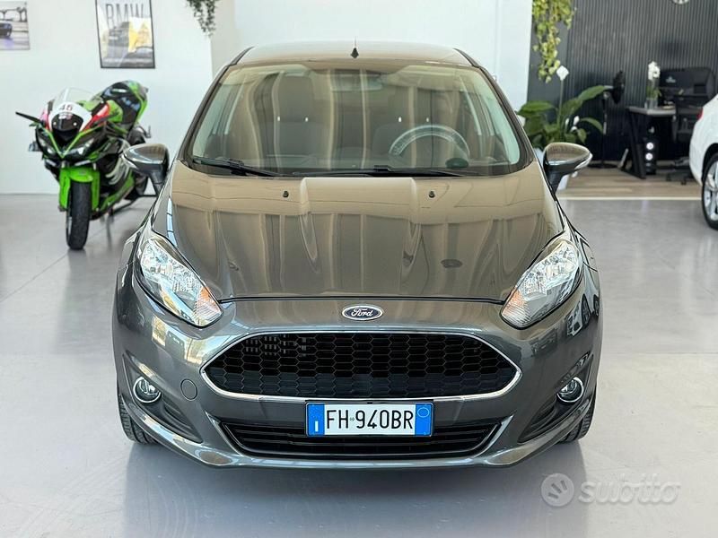 Usata Ford Fiesta 100 CV (73 kW) 2017 Grigio Berlina