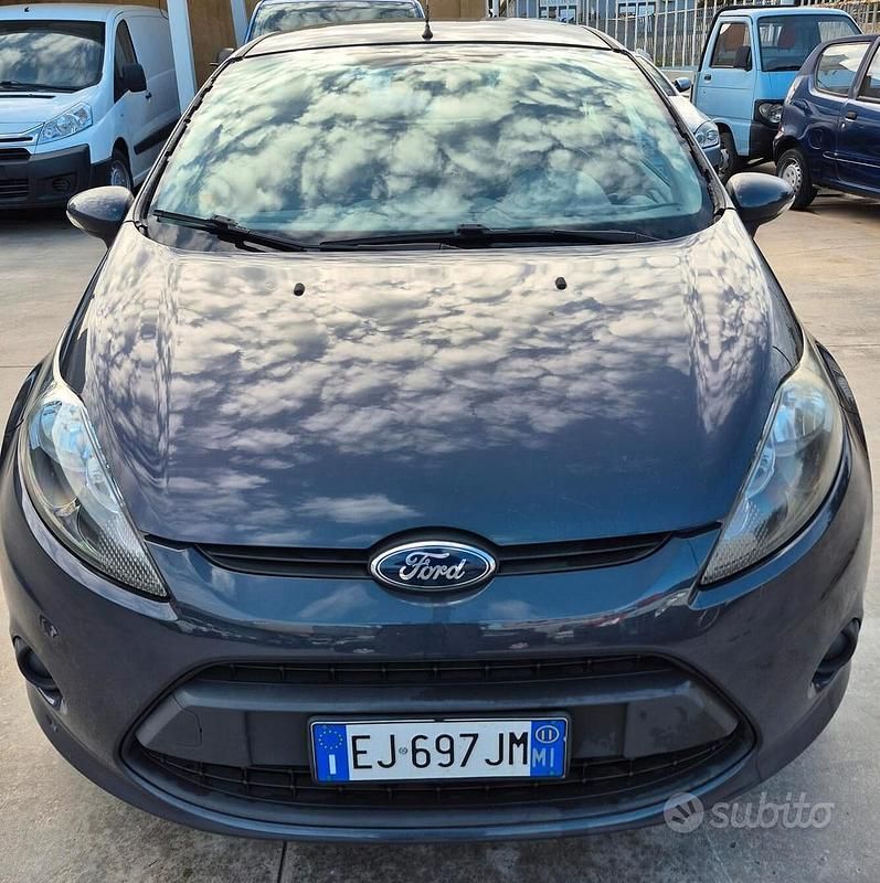 Usata Ford Fiesta 95 CV (69 kW) 2011 Grigio Berlina