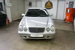 Begagnad Mercedes E200 163 HK (119 kW) 2001 Silver Sedan