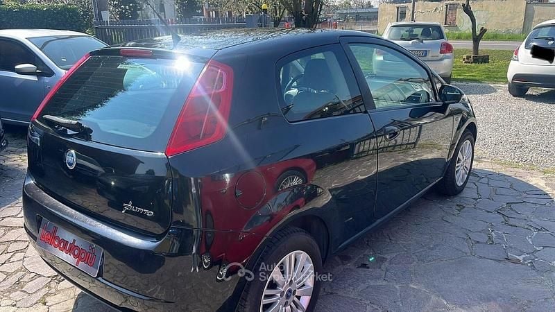 Usata Fiat Grande Punto Emotion 95 CV (69 kW) 2006 Nero Utilitaria