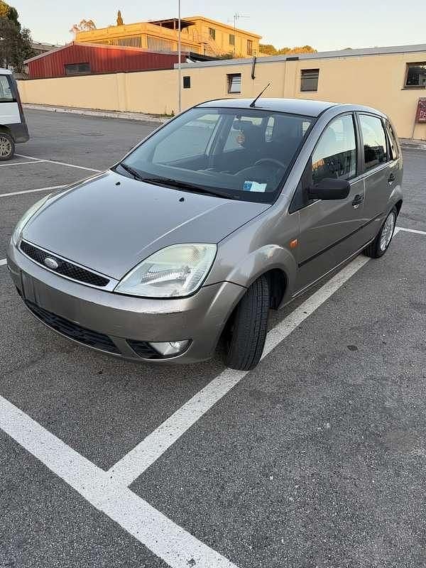 Usata Ford Fiesta Ghia 75 CV (55 kW) 2004 Bronzo Utilitaria