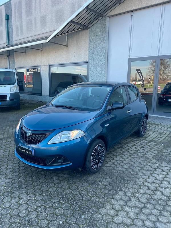 Usata Lancia Ypsilon Silver 69 CV (50 kW) 2023 Blu/azzurro Utilitaria