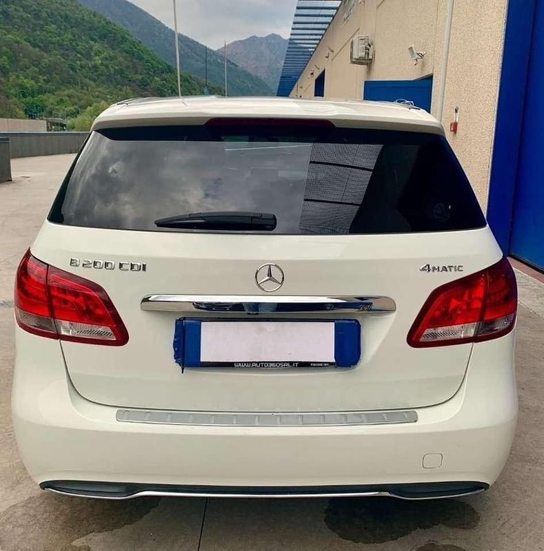 Usata Mercedes B200 Executive 136 CV (100 kW) 2015 Bianco metallizzato Monovolume