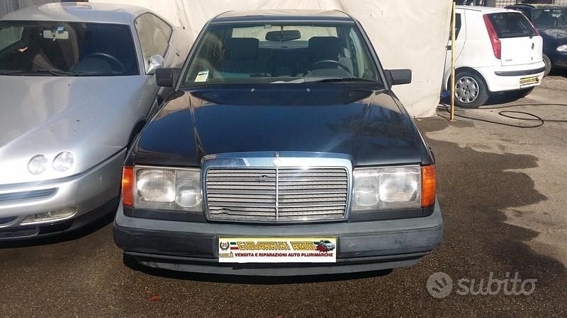 Usata Mercedes 190 105 CV (77 kW) 1988 Grigio Berlina