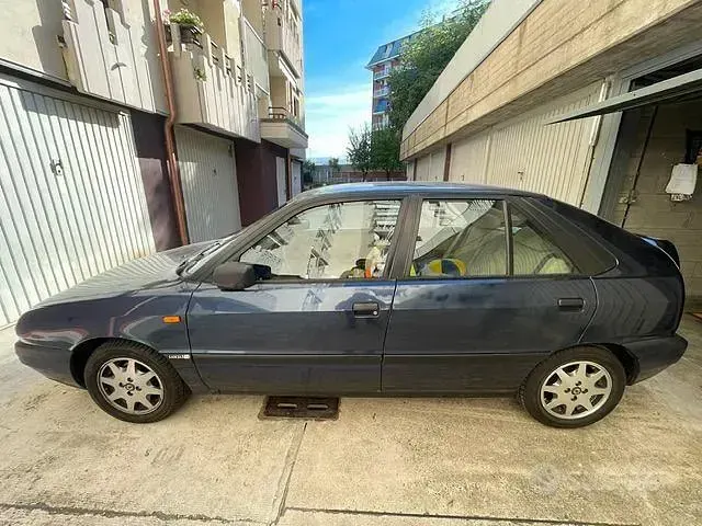 Usata Lancia Delta 75 CV (55 kW) 1994 Blu Utilitaria