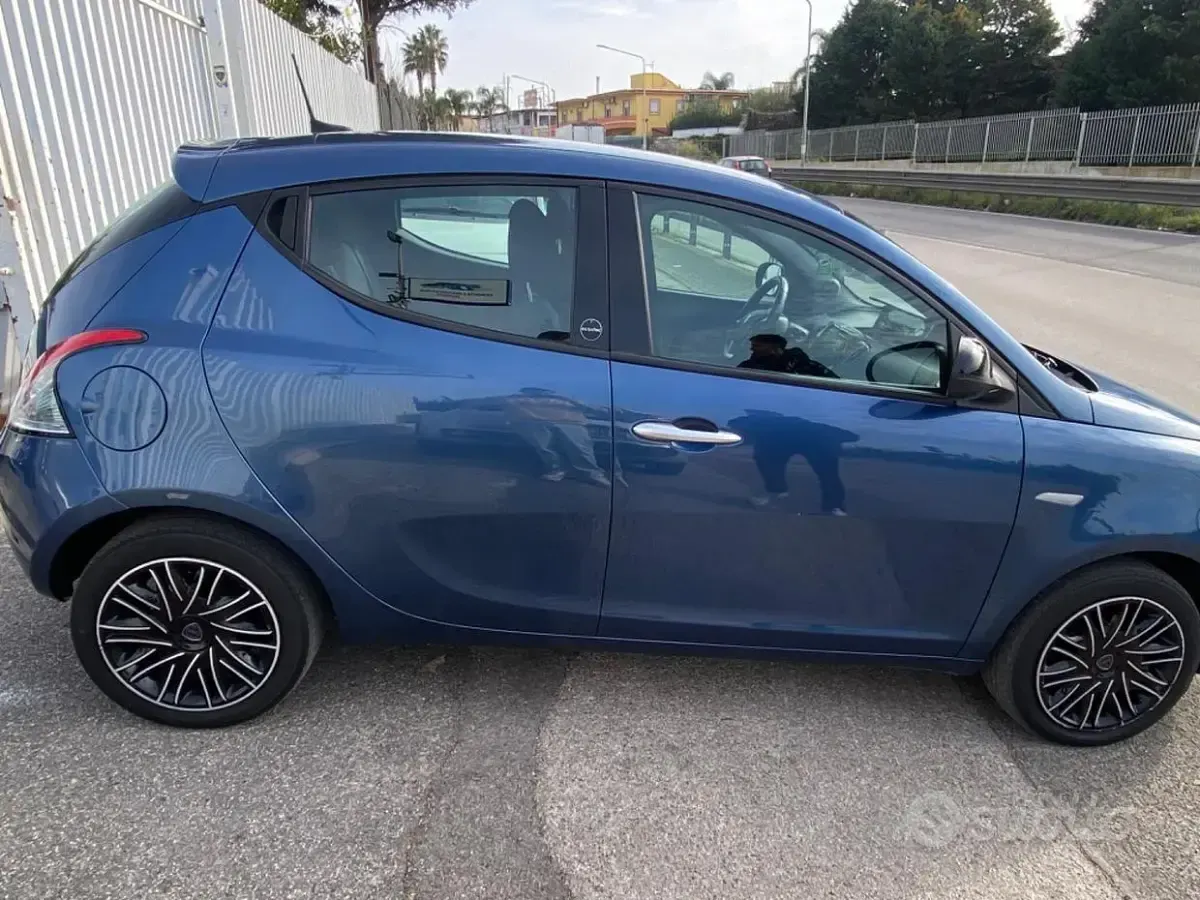 Usata Lancia Ypsilon Silver 69 CV (50 kW) 2021 Blu Utilitaria