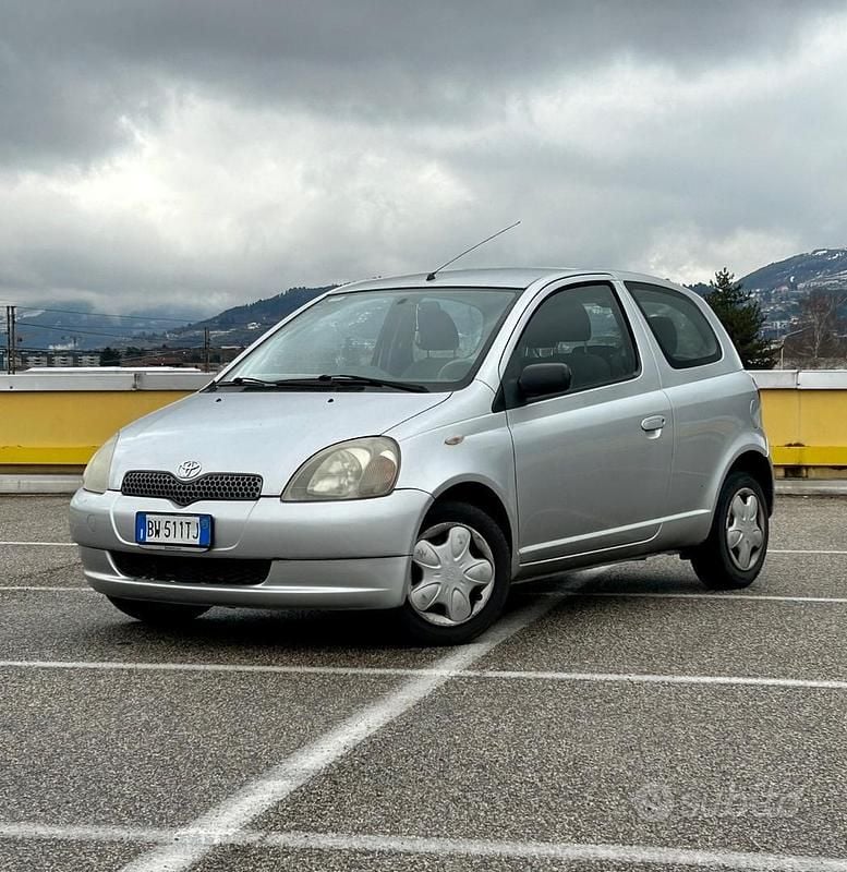Usata Toyota Yaris Sol 69 CV (50 kW) 2002 Grigio Berlina