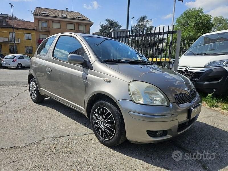 Usata Toyota Yaris 65 CV (47 kW) 2005 Grigio Berlina