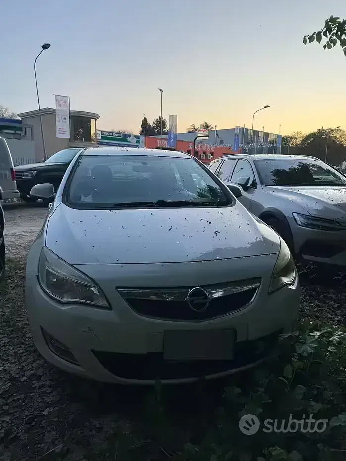 Usata Opel Astra 100 CV (73 kW) 2012 Berlina