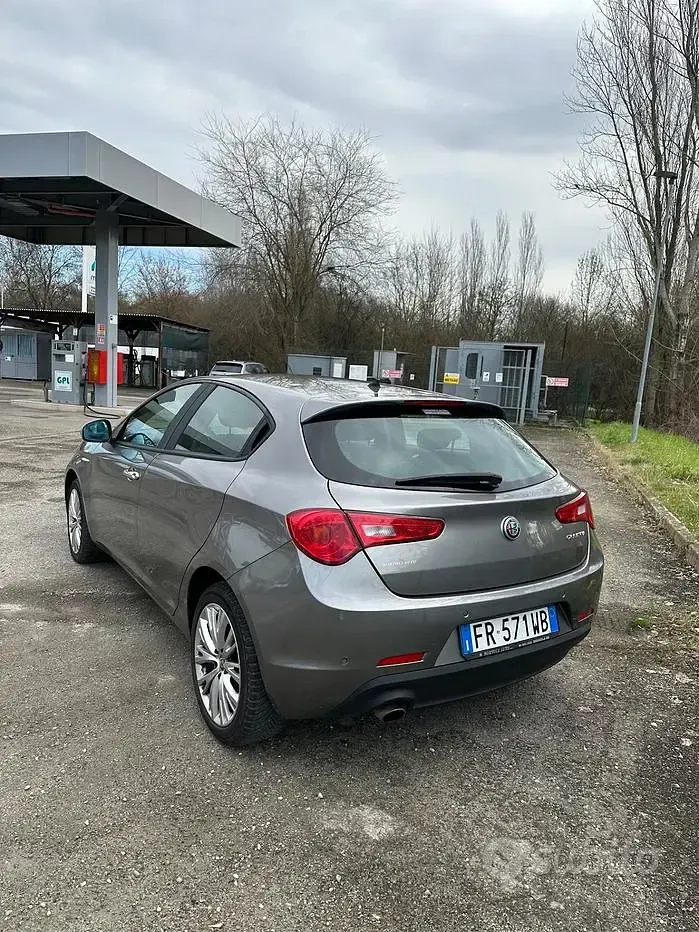 Begagnad Alfa Romeo Giulietta 120 HK (88 kW) 2018 Grå Halvkombi