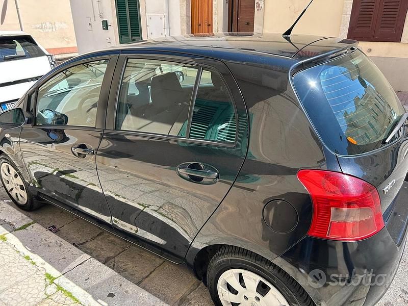 Usata Toyota Yaris 90 CV (66 kW) 2007 Nero Utilitaria