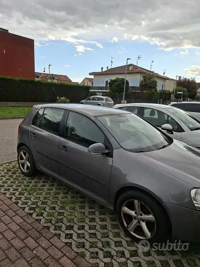 Usata VW Golf V 102 CV (75 kW) 2007 Grigio Berlina