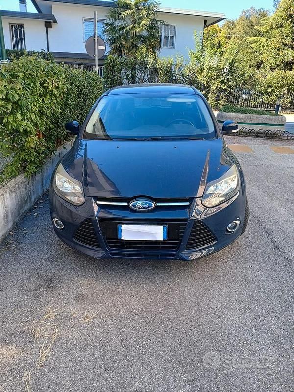Blu Usata 2014 Ford Focus Tre volumi | 7500 € (Cara) - Immagine 1/4