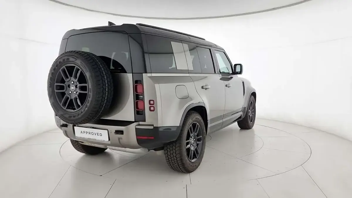 Usata Land Rover Defender SE Dynamic 200 CV (147 kW) 2025 Grigio SUV
