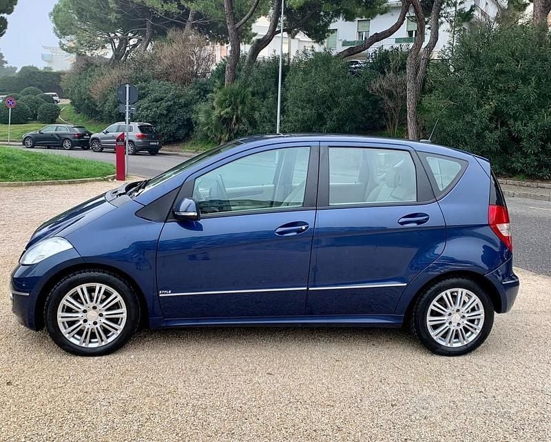 Usata Mercedes A160 Elegance 95 CV (69 kW) 2011 Blu Monovolume