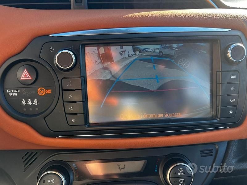 Usata Toyota Yaris Lounge 90 CV (66 kW) 2015 Grigio Berlina