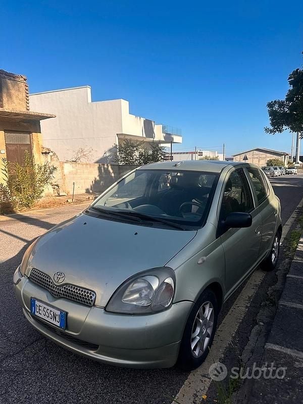 Usata Toyota Yaris 68 CV (50 kW) 2003 Verde Berlina