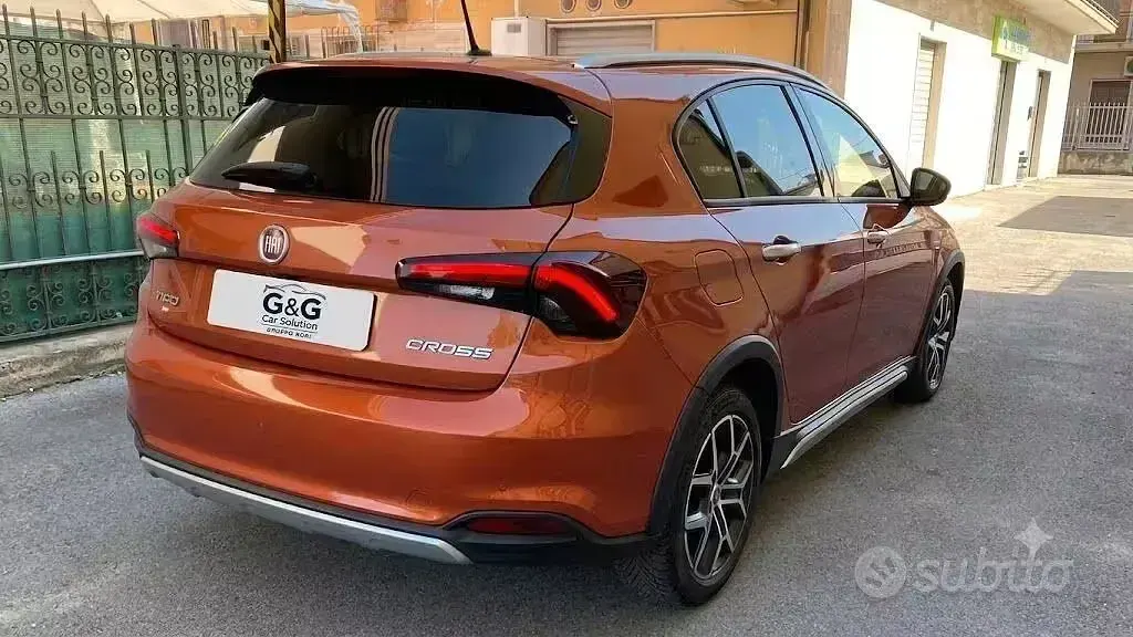 Usata Fiat Tipo Cross 131 CV (96 kW) 2022 Arancione Berlina