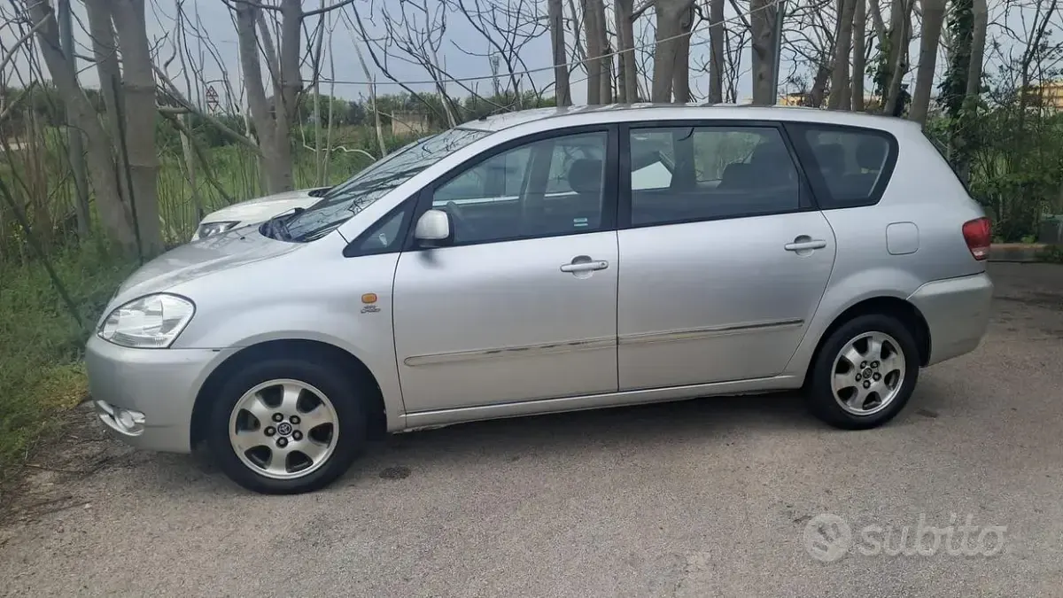 Usata Toyota Avensis Verso 116 CV (85 kW) 2001 Grigio Monovolume