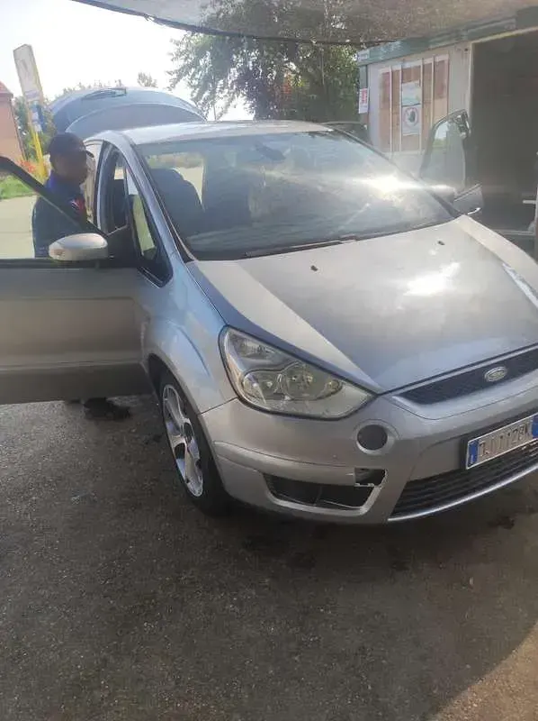 Usata Ford S-MAX Titanium 140 CV (102 kW) 2007 Argento Monovolume