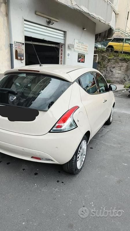 Usata Lancia Ypsilon 77 CV (56 kW) 2017 Bianco Utilitaria