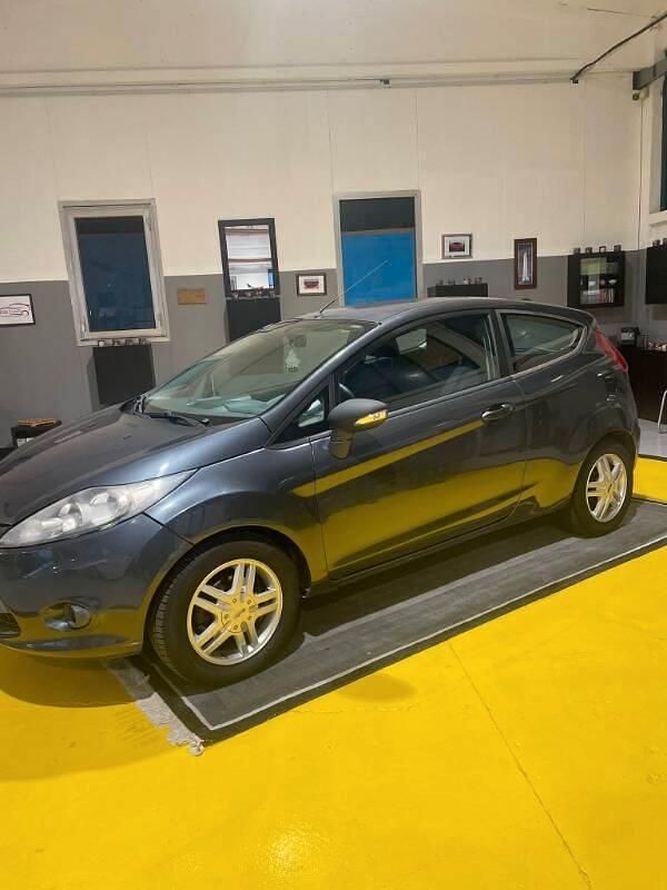 Usata Ford Fiesta 96 CV (70 kW) 2009 Grigio chiaro Utilitaria