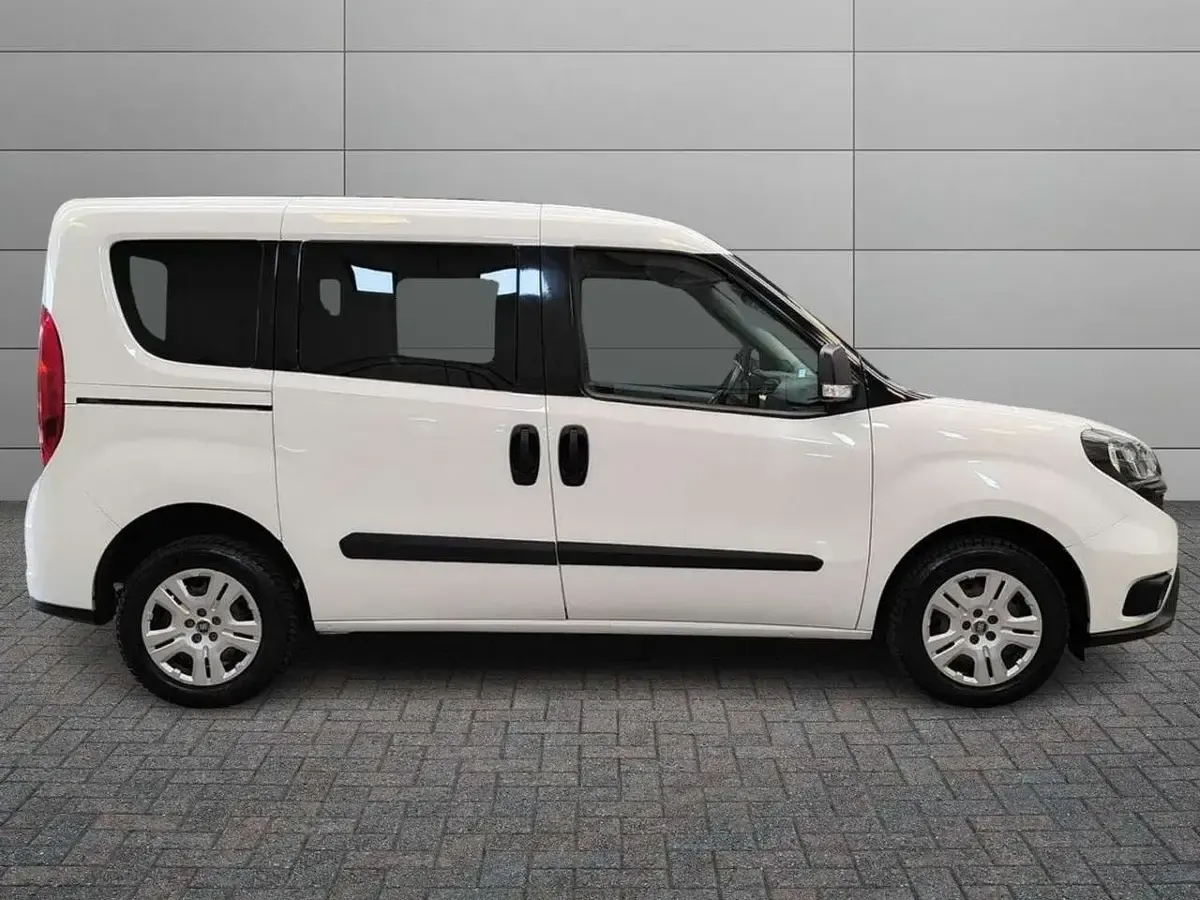 Usata Fiat Doblò Lounge 105 CV (77 kW) 2022 Bianco Monovolume