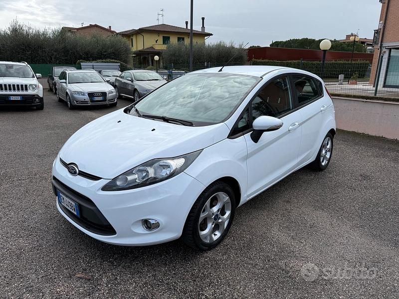 Usata Ford Fiesta Titanium 96 CV (70 kW) 2012 Bianco Utilitaria