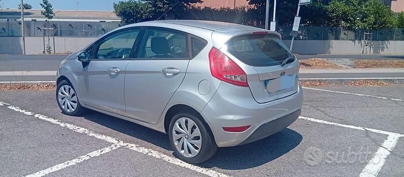Usata Ford Fiesta 96 CV (70 kW) 2010 Grigio Utilitaria