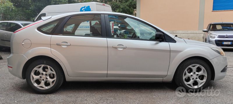 Argento Usata 2010 Ford Focus Titanium Tre volumi | 3200 € (Buon prezzo) - Immagine 1/4