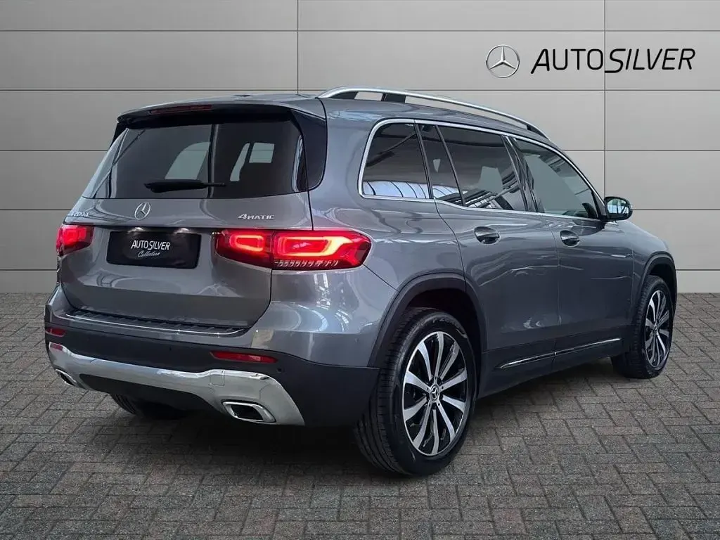 Usata Mercedes GLB200 150 CV (110 kW) 2022 Grigio montagna / metallizzato SUV