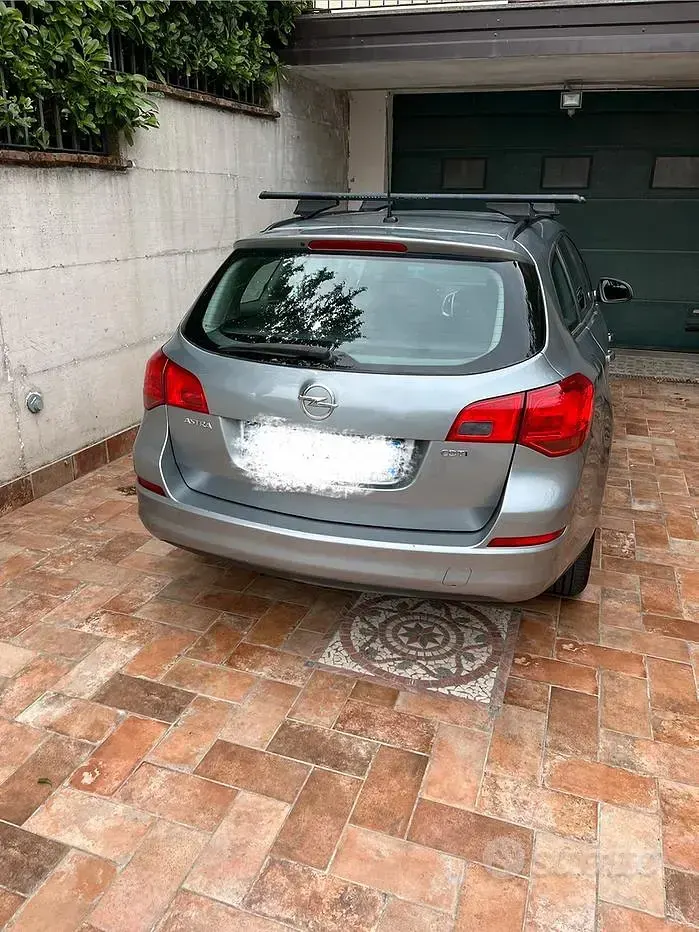 Usata Opel Astra Sport 60 CV (44 kW) 2011 Grigio Station wagon