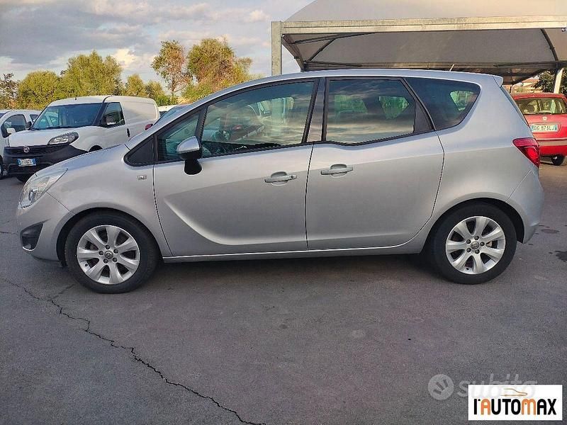 Usata Opel Meriva S 101 CV (74 kW) 2012 Argento Monovolume
