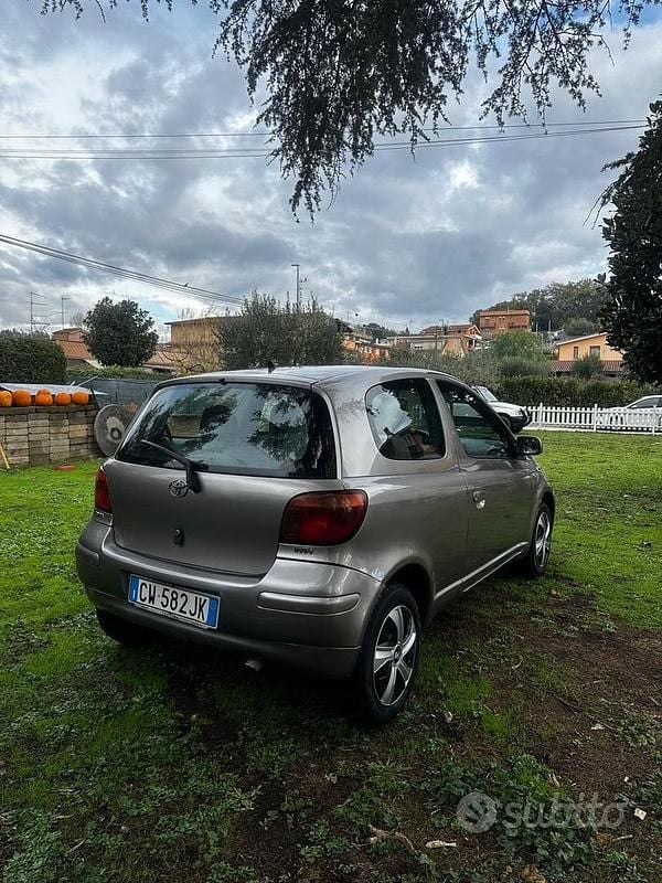 Usata Toyota Yaris Sol 69 CV (50 kW) 2005 Marrone Berlina