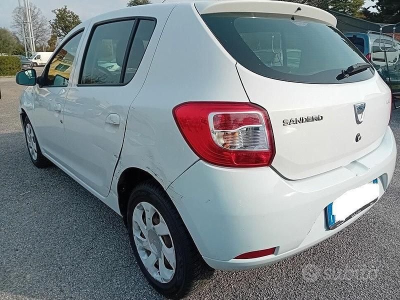 Usata Dacia Sandero Lauréate 75 CV (55 kW) 2013 Bianco Berlina