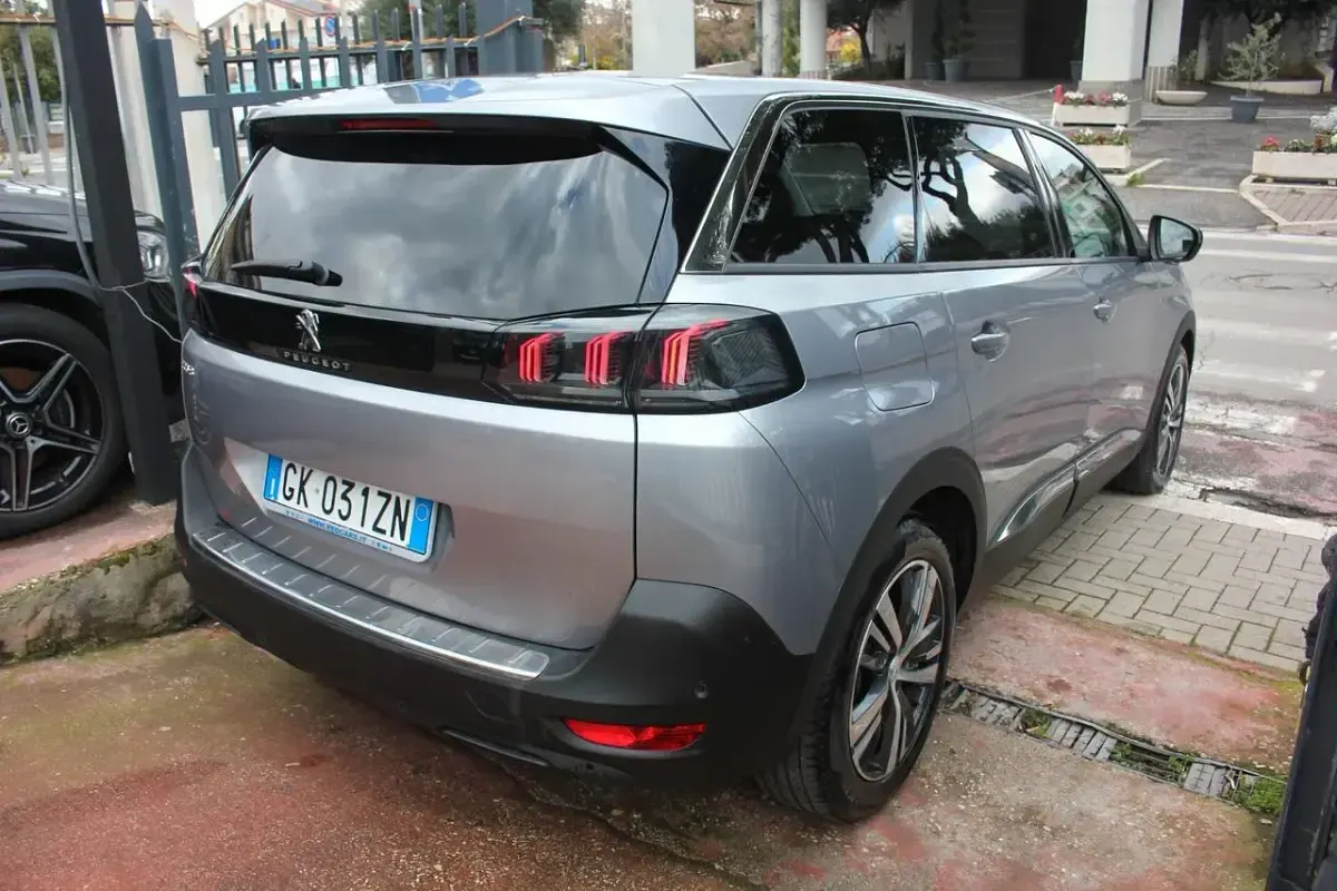 Usata Peugeot 5008 Allure 131 CV (96 kW) 2022 Bianco SUV