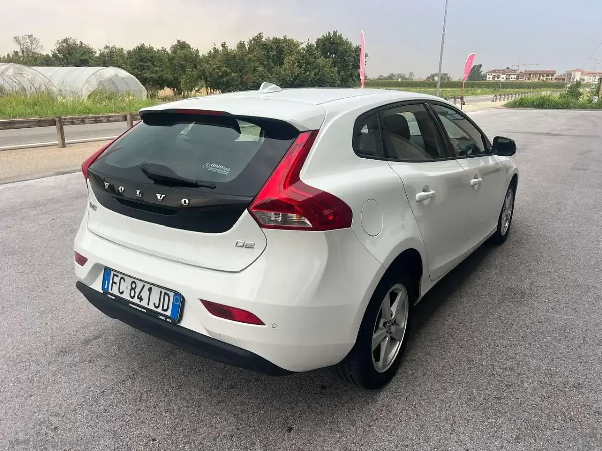 Usata Volvo V40 Momentum 120 CV (88 kW) 2016 Bianco Berlina