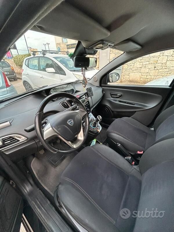 Usata Lancia Ypsilon 80 CV (58 kW) 2012 Nero Utilitaria