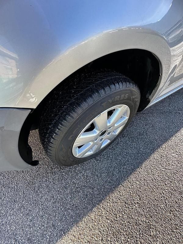 Usata VW Caddy Life 105 CV (77 kW) 2004 Grigio Monovolume