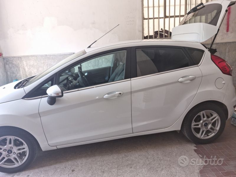 Usata Ford Fiesta Titanium 97 CV (71 kW) 2014 Bianco Utilitaria