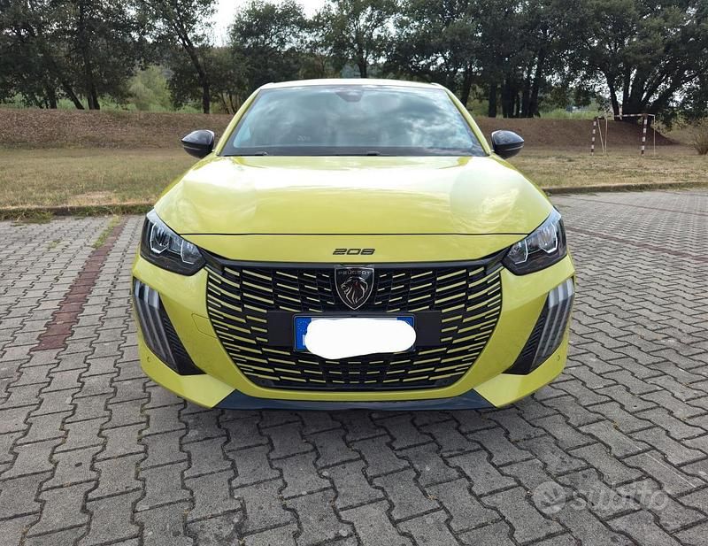 Usata Peugeot e-208 Allure 100 kW (136 CV) 2024 Giallo Utilitaria