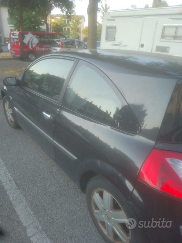 Nero Usata 2004 Renault Mégane II Tre volumi | 300 € - Immagine 1/4