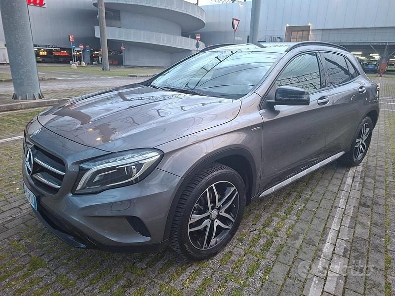 Usata Mercedes GLA180 Premium 108 CV (79 kW) 2017 Grigio SUV